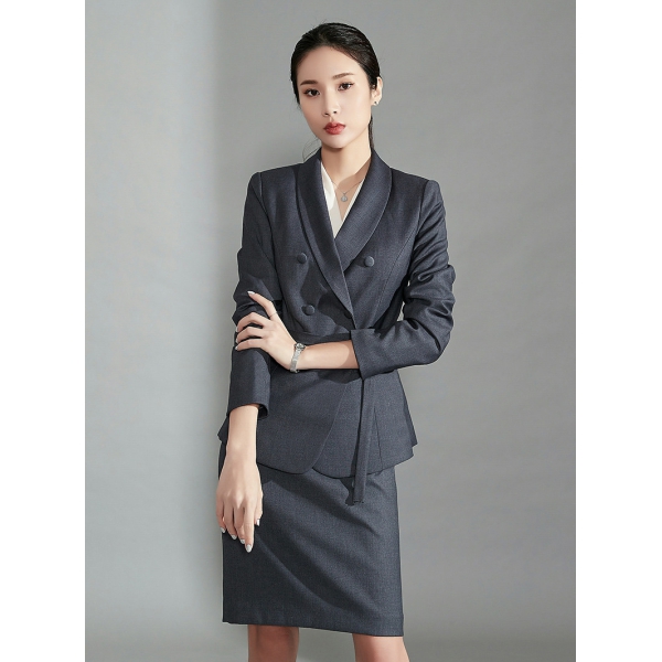 深灰色时尚套装